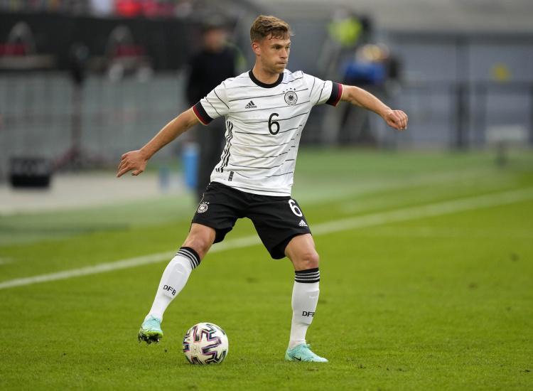 比埃尔霍夫：基米希更适合踢中场 弗林斯：宁愿让他回右后卫位置